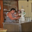 hostinsk� Marti�ka v akci - pr�v� to�� pivo mn�:-)